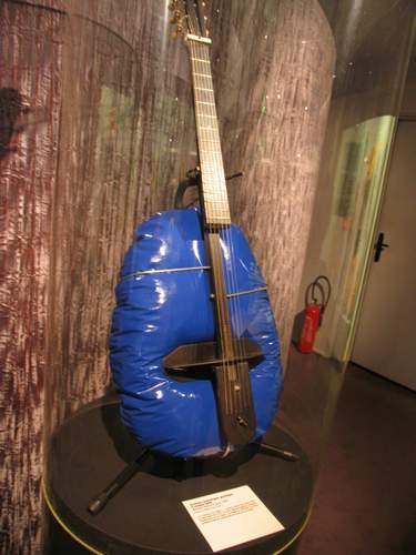 chitarra da campeggio al museo della musica